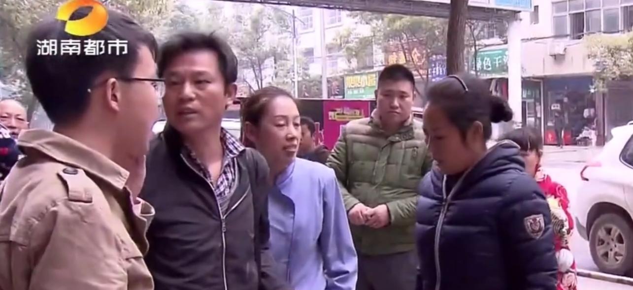 以暴打邻居为主题的游戏中，邻居死亡方式的揭秘（探寻游戏中邻居死亡的原因和后果）  第2张