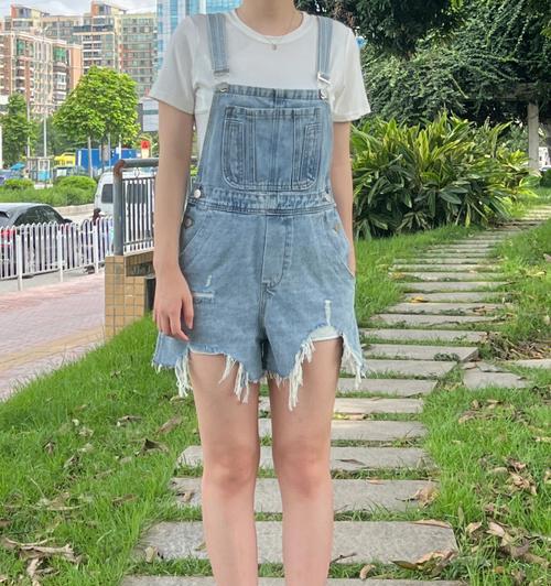 《穿越战场，背带裤引领和平》（和平精英游戏中背带裤的获取与搭配攻略）  第3张